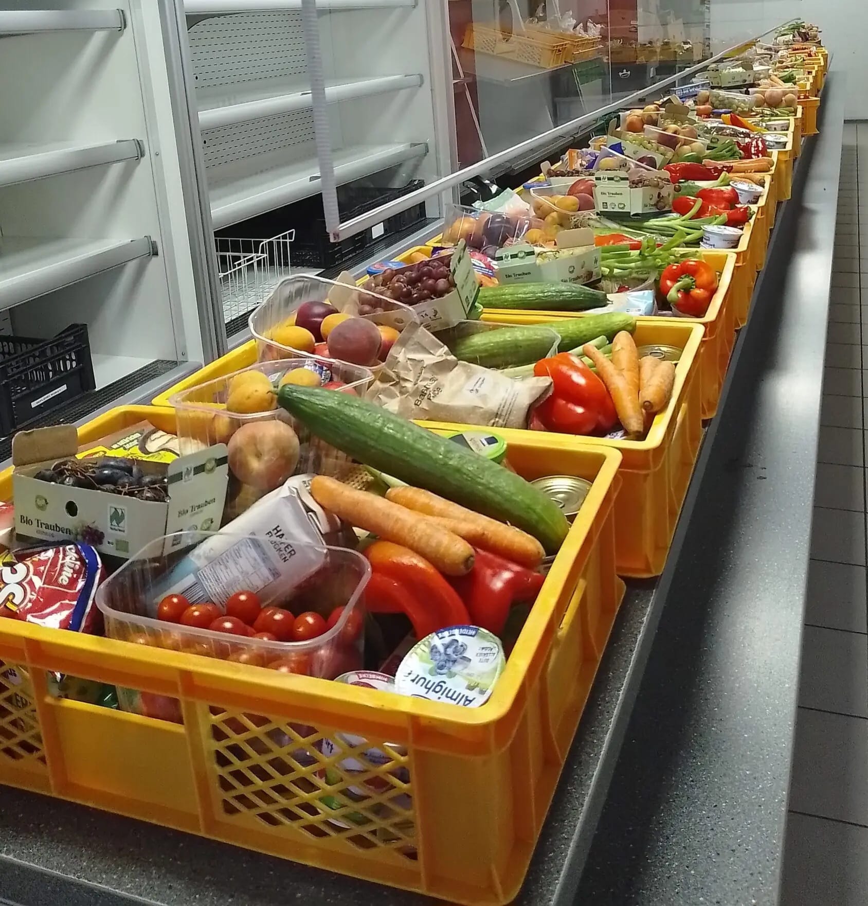 Eine Theke mit dem Angebot der Tafel